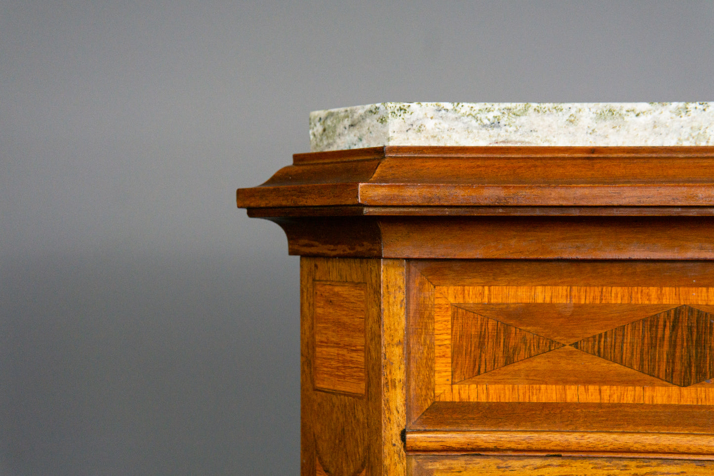 Wunderschöne kleine Vitrine