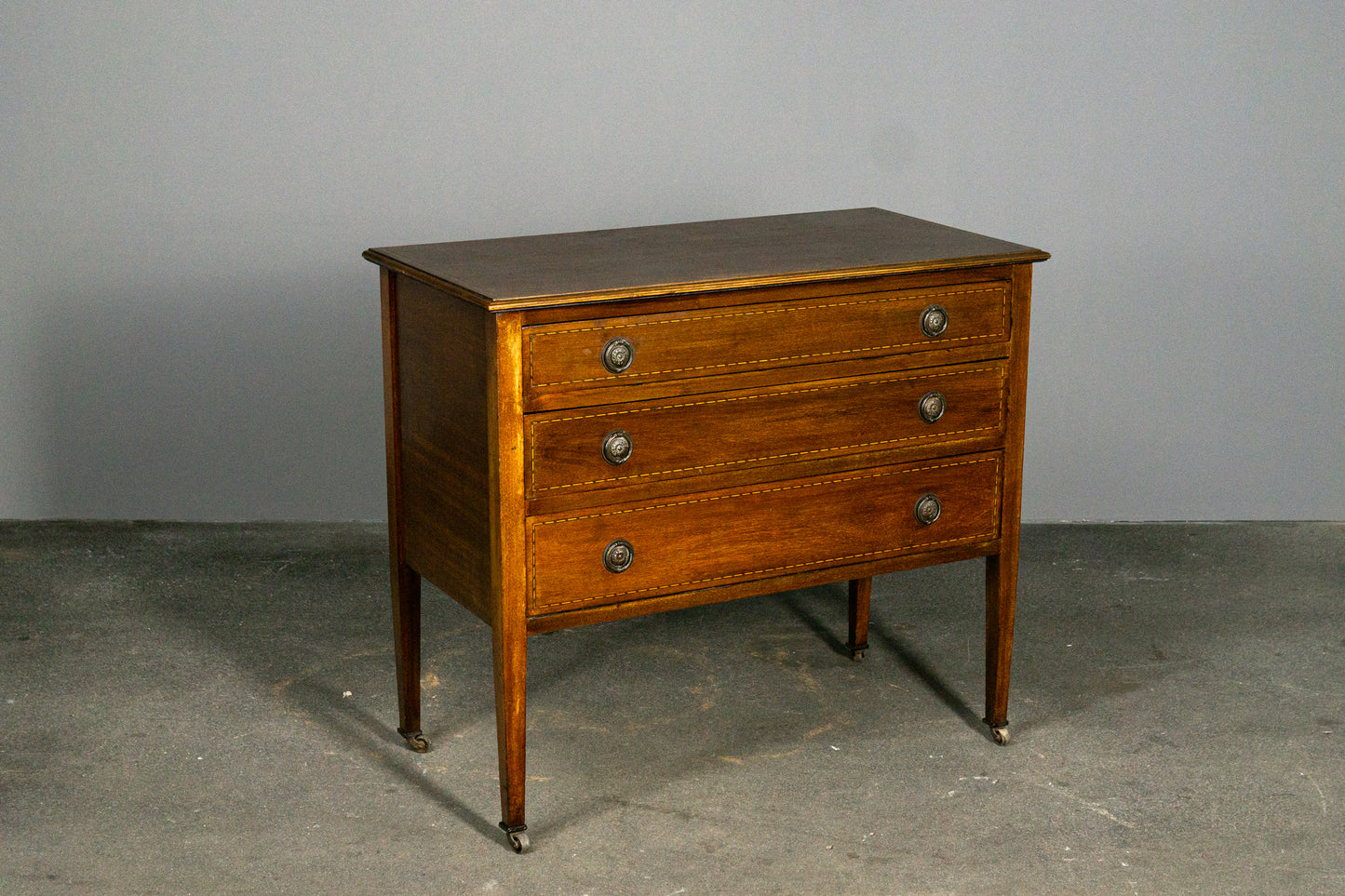 Schöne Kommode im Englischen Stil