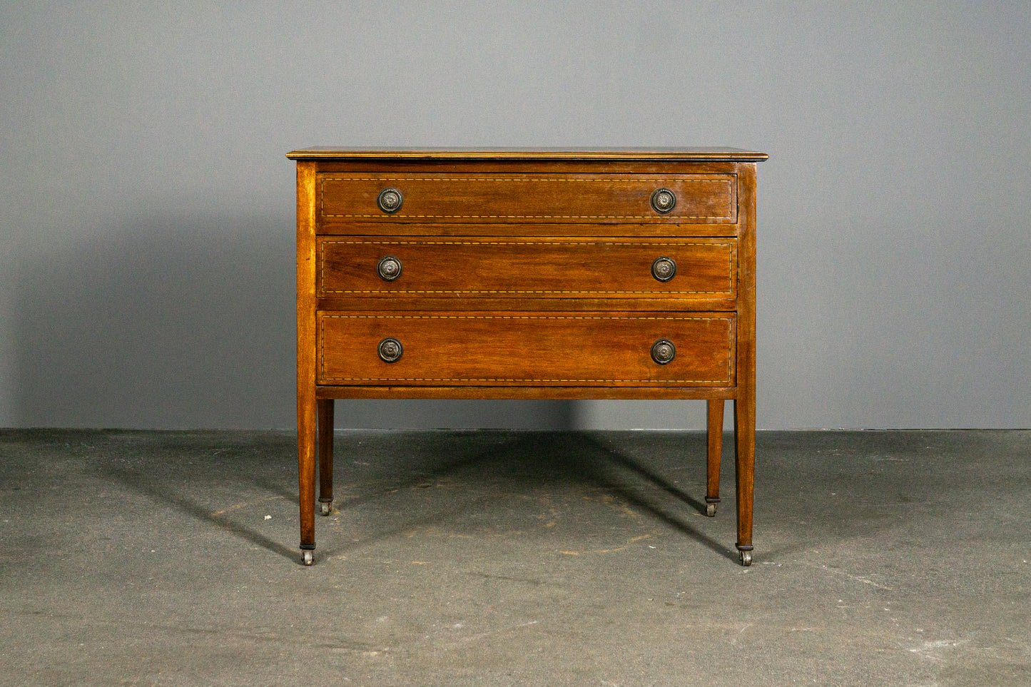 Schöne Kommode im Englischen Stil