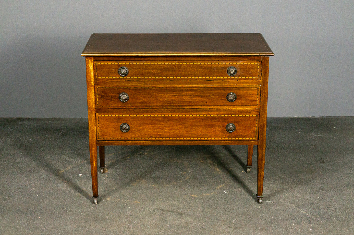Schöne Kommode im Englischen Stil