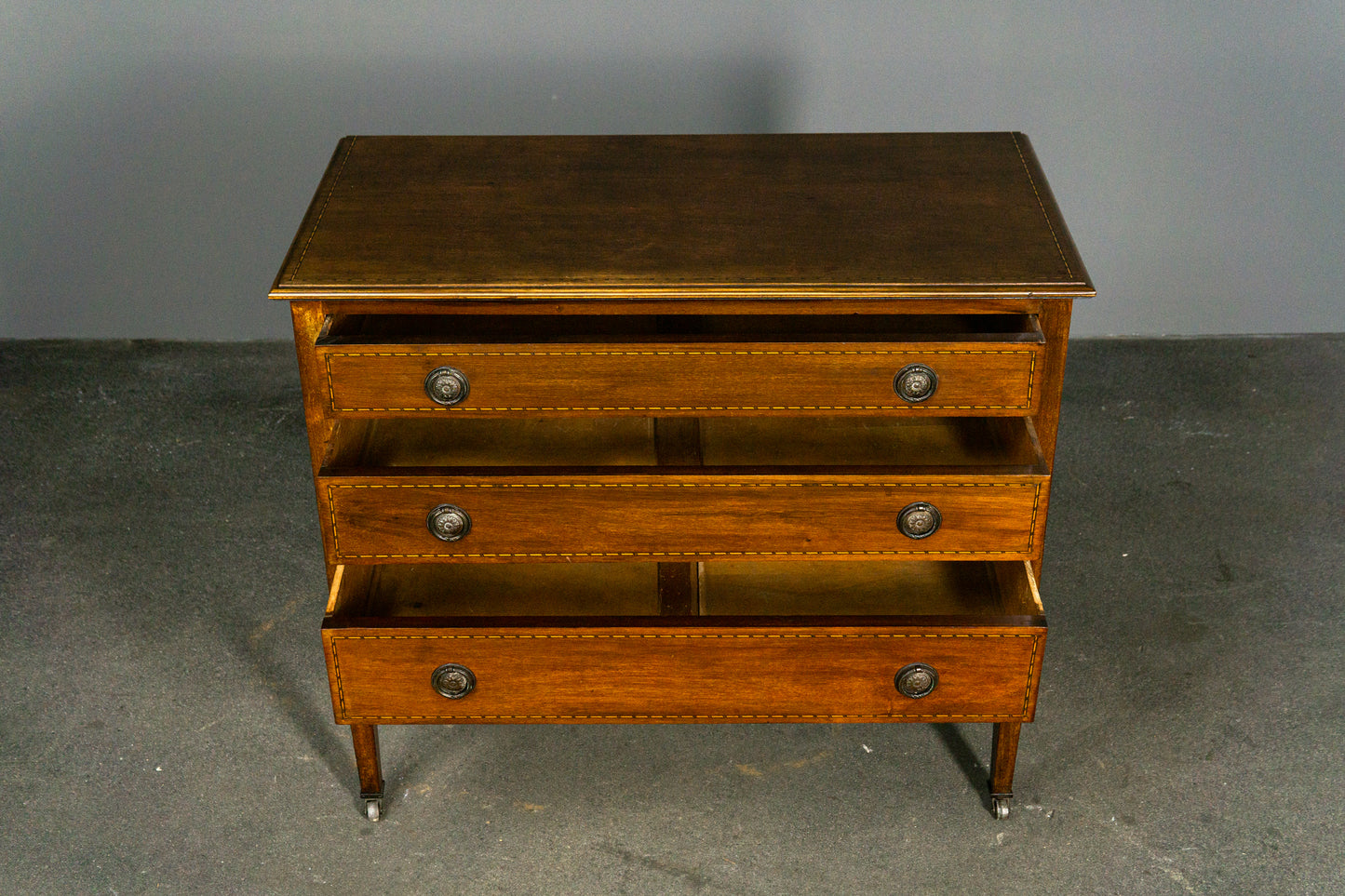 Schöne Kommode im Englischen Stil