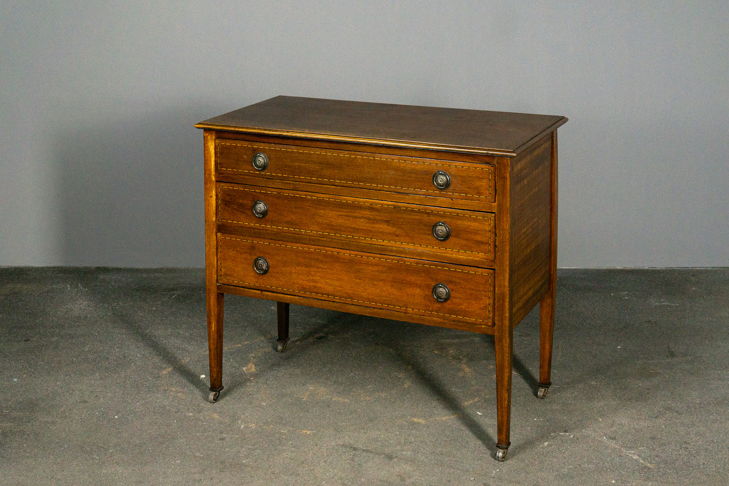 Schöne Kommode im Englischen Stil
