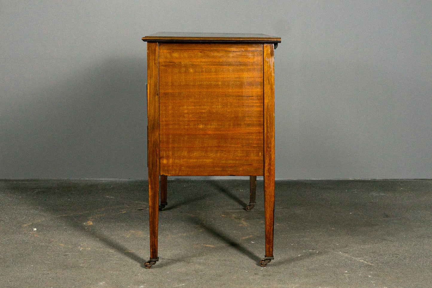 Schöne Kommode im Englischen Stil