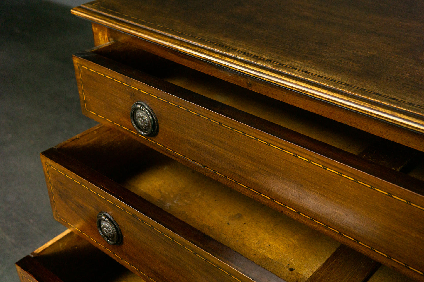 Schöne Kommode im Englischen Stil