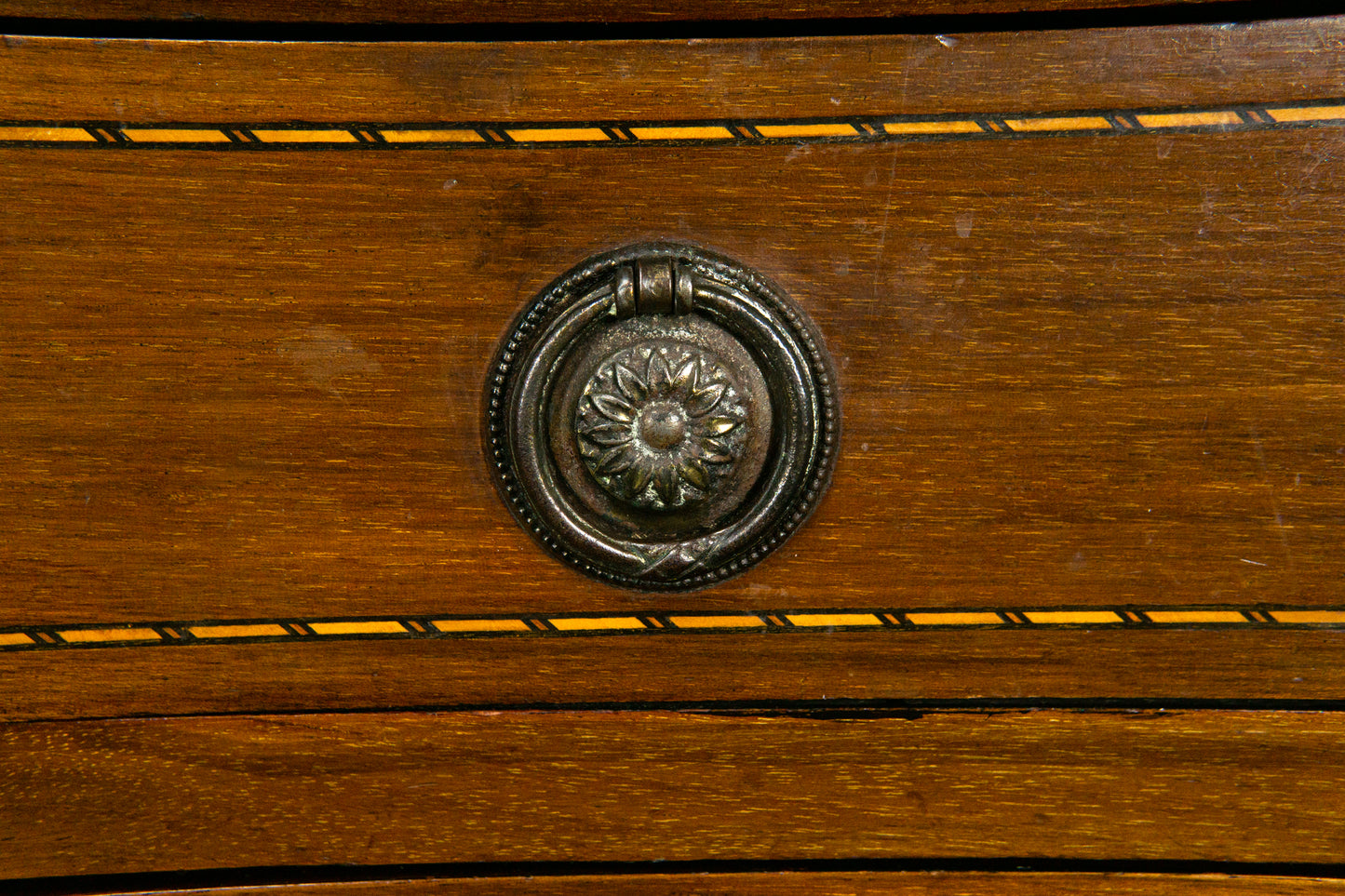 Schöne Kommode im Englischen Stil