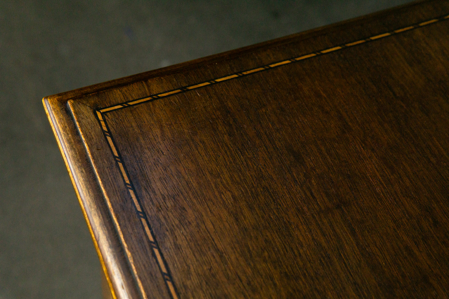 Schöne Kommode im Englischen Stil