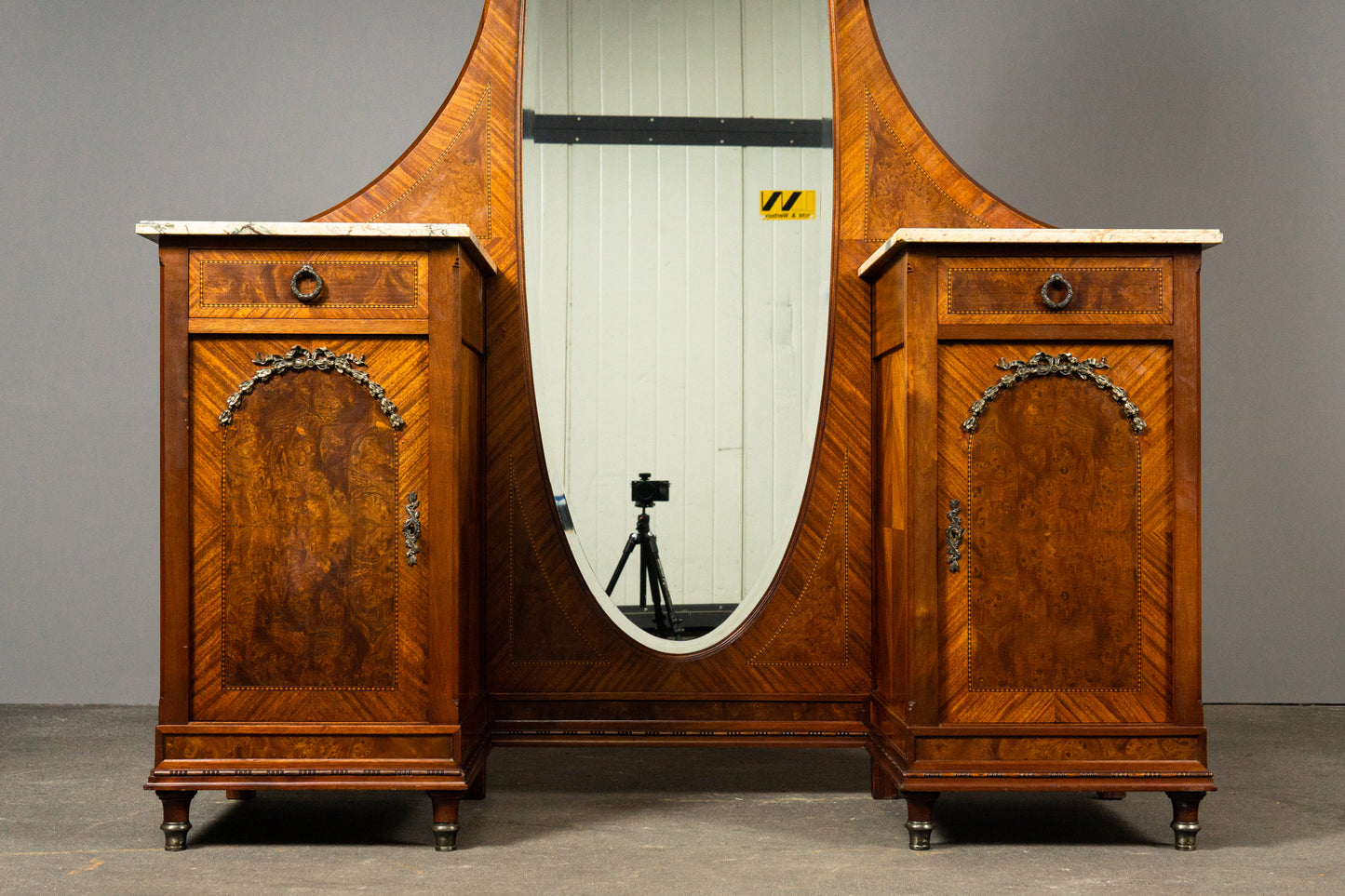 Französische Spiegelkommode