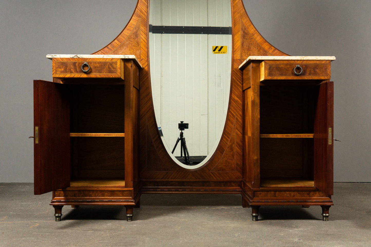 Französische Spiegelkommode