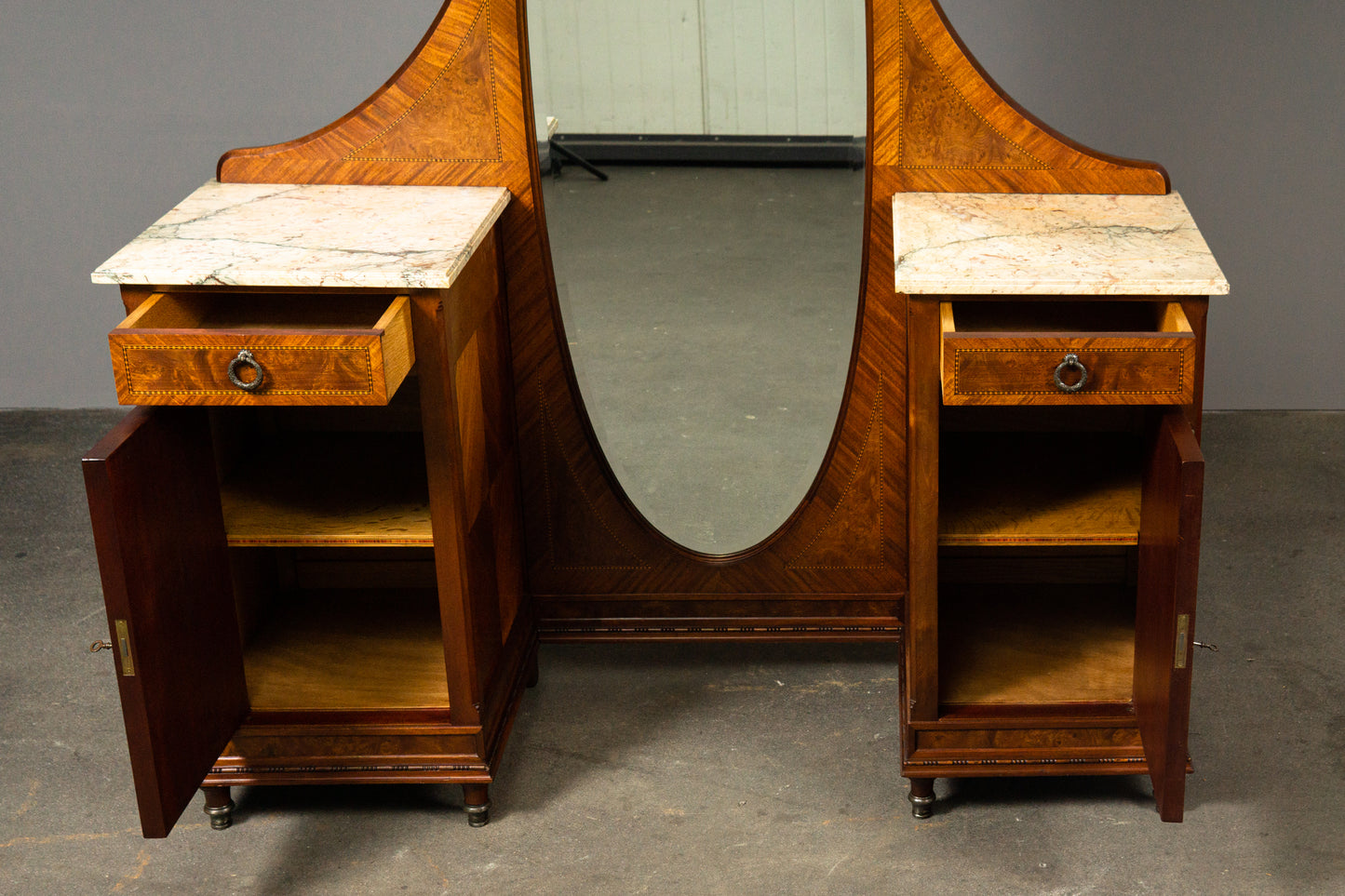 Französische Spiegelkommode