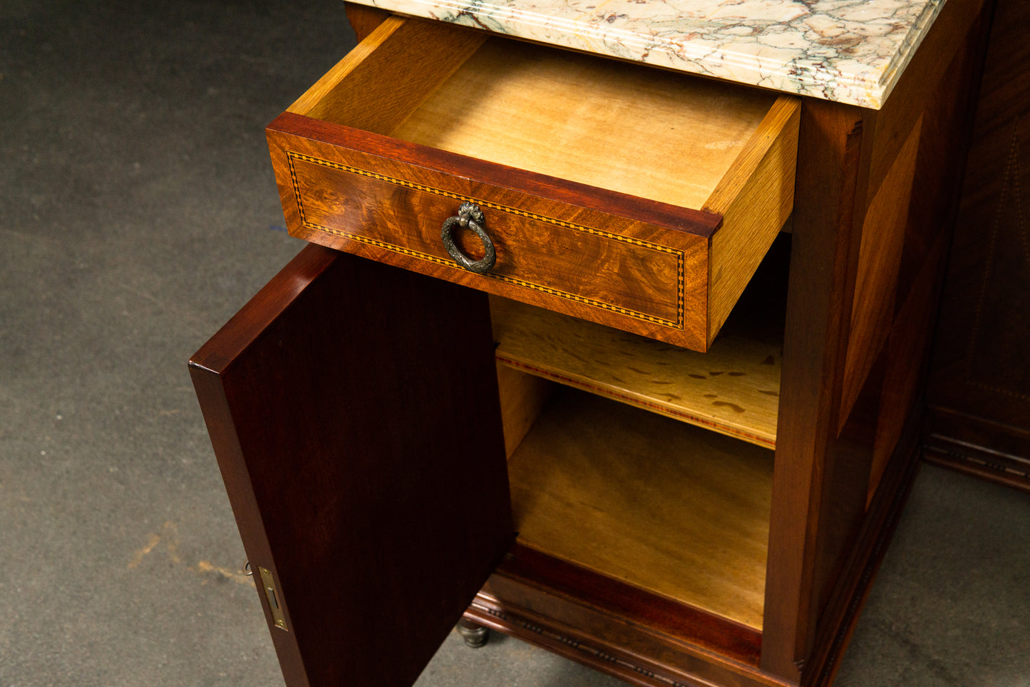 Französische Spiegelkommode