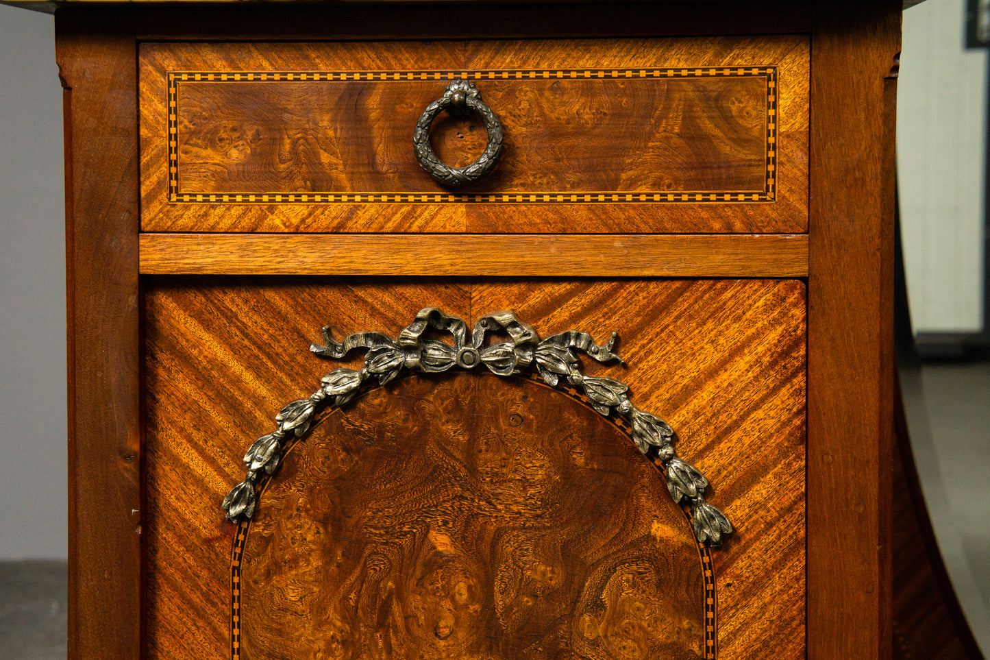 Französische Spiegelkommode