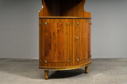 Elegante Eckvitrine im Antik-Stil