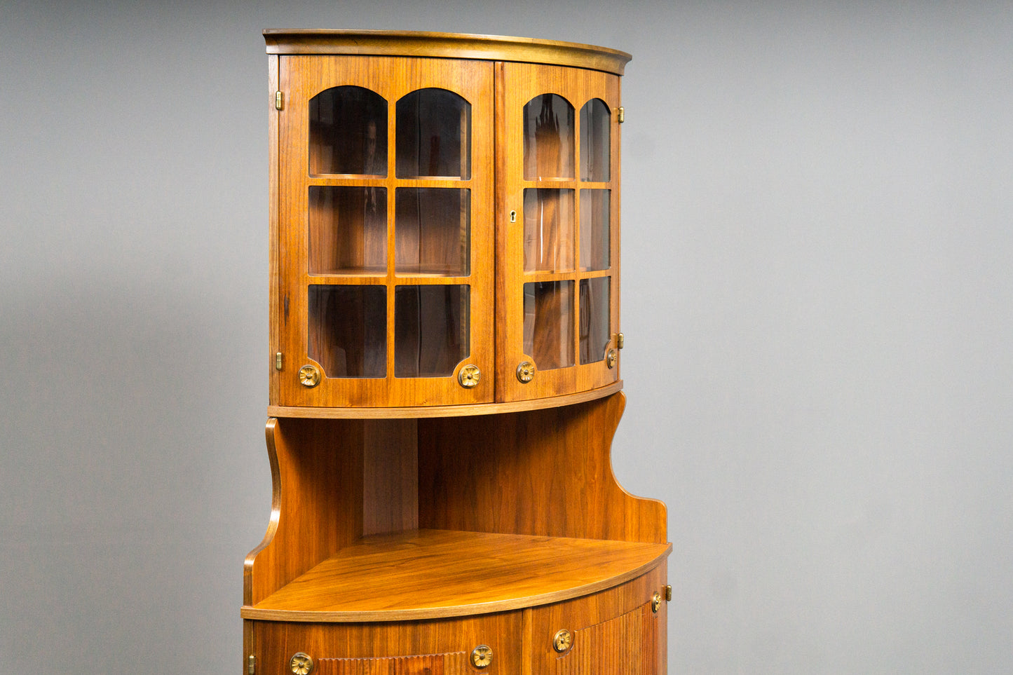 Elegante Eckvitrine im Antik-Stil