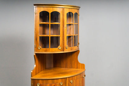 Elegante Eckvitrine im Antik-Stil