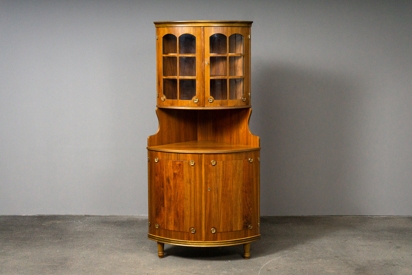 Elegante Eckvitrine im Antik-Stil