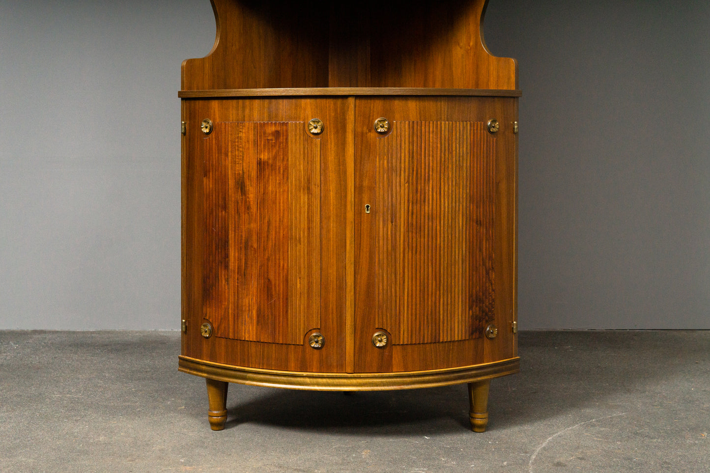 Elegante Eckvitrine im Antik-Stil