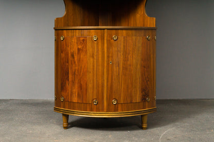 Elegante Eckvitrine im Antik-Stil