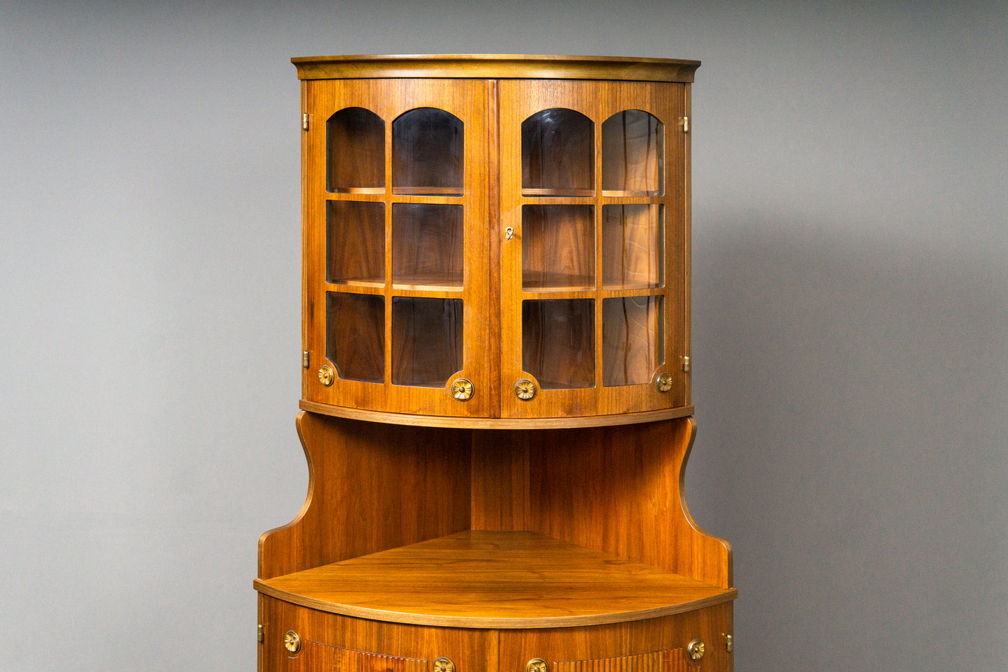 Elegante Eckvitrine im Antik-Stil