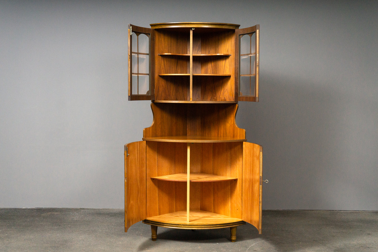 Elegante Eckvitrine im Antik-Stil