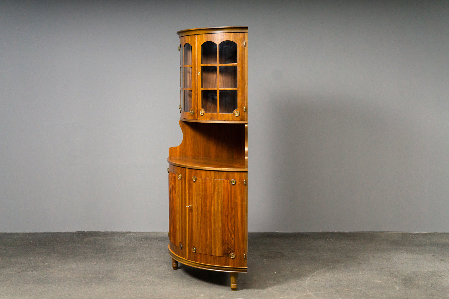 Elegante Eckvitrine im Antik-Stil