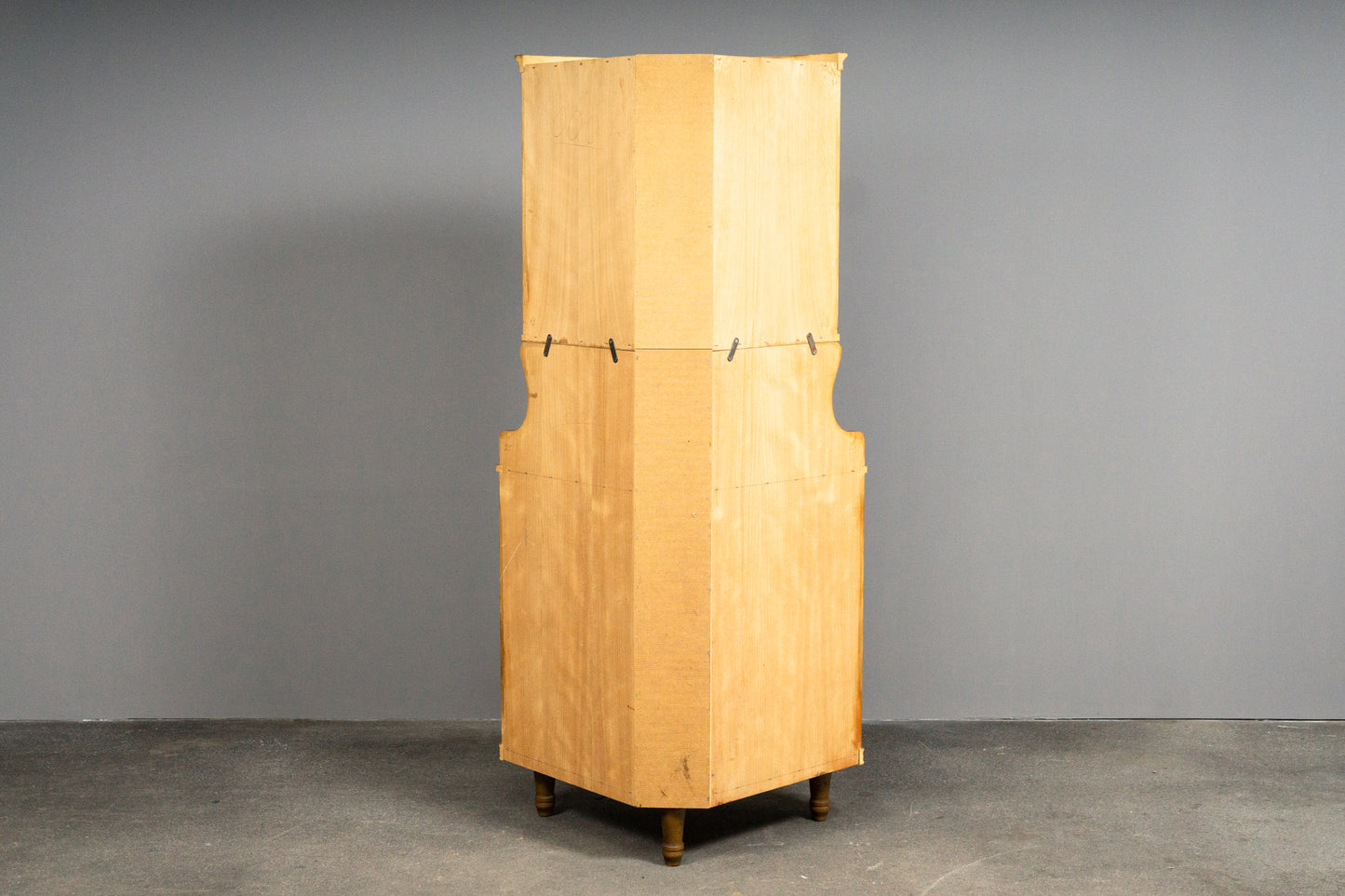 Elegante Eckvitrine im Antik-Stil