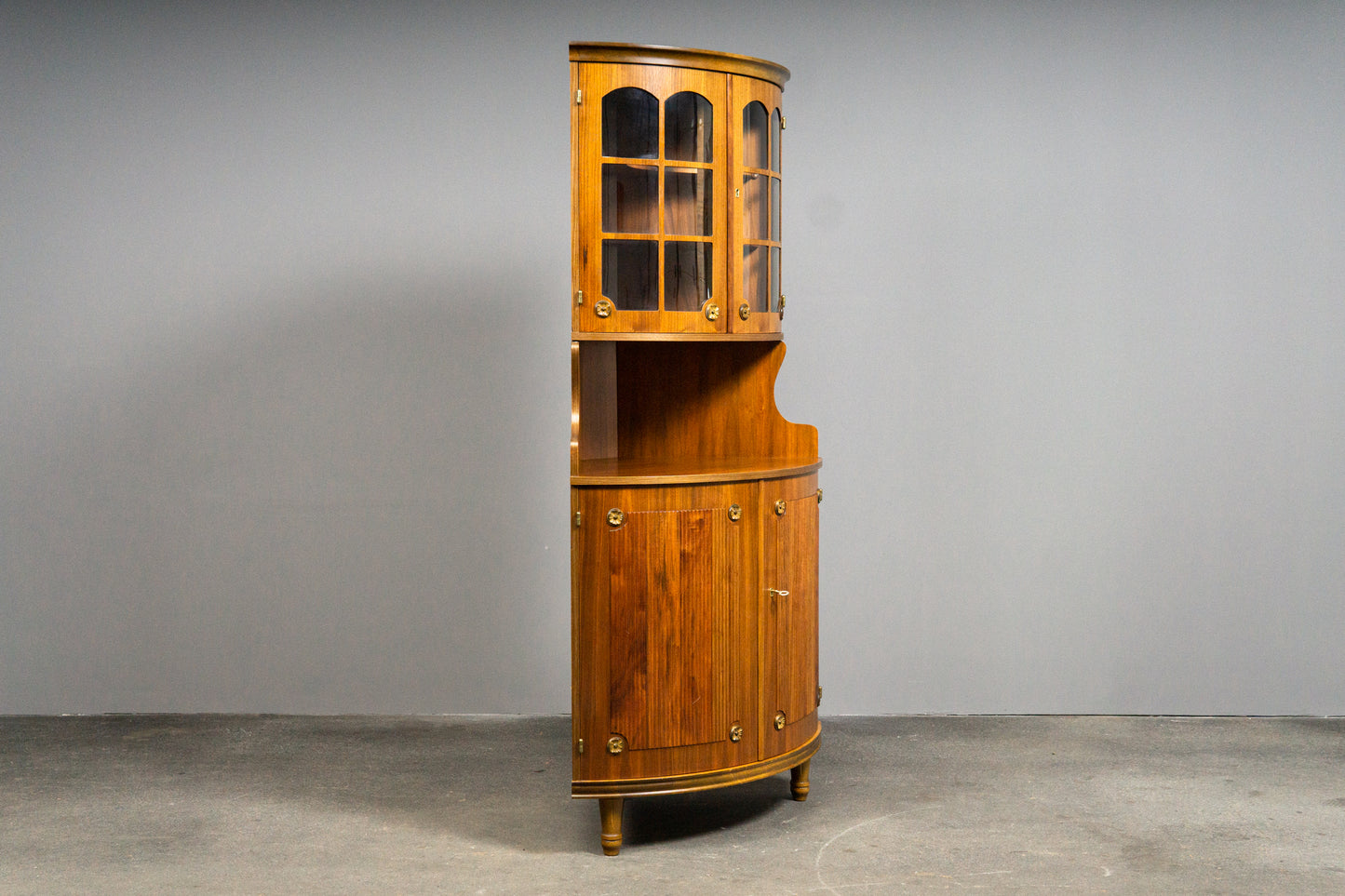 Elegante Eckvitrine im Antik-Stil