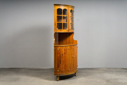 Elegante Eckvitrine im Antik-Stil