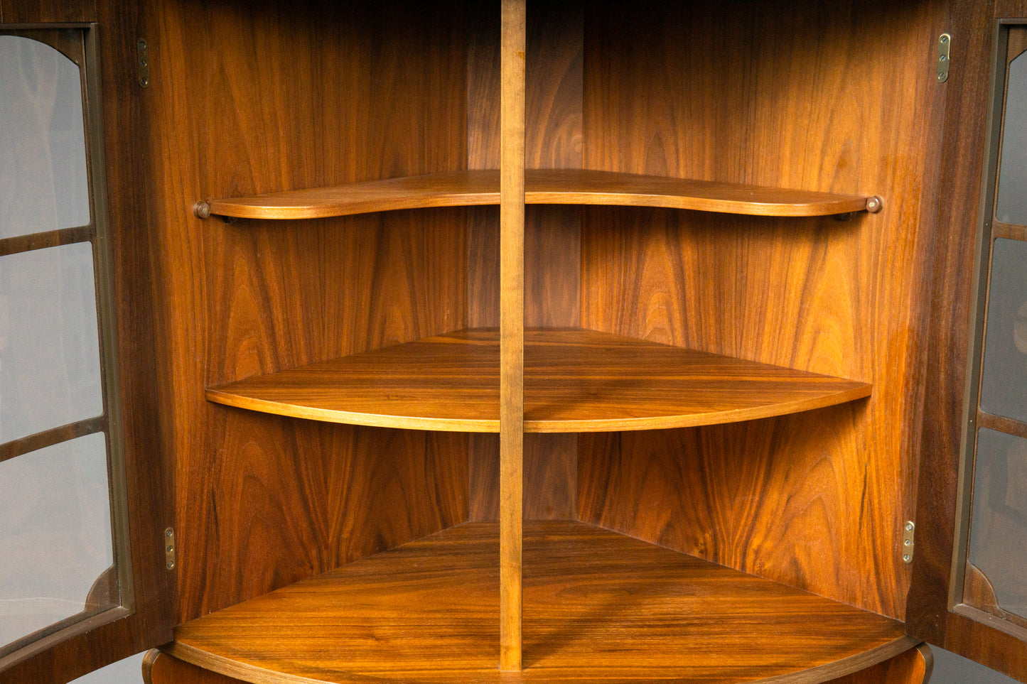 Elegante Eckvitrine im Antik-Stil