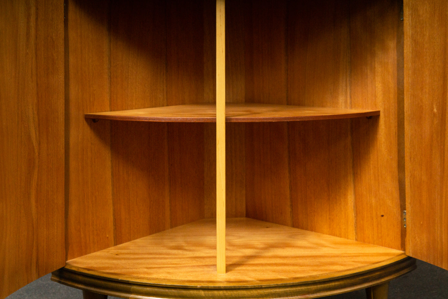 Elegante Eckvitrine im Antik-Stil