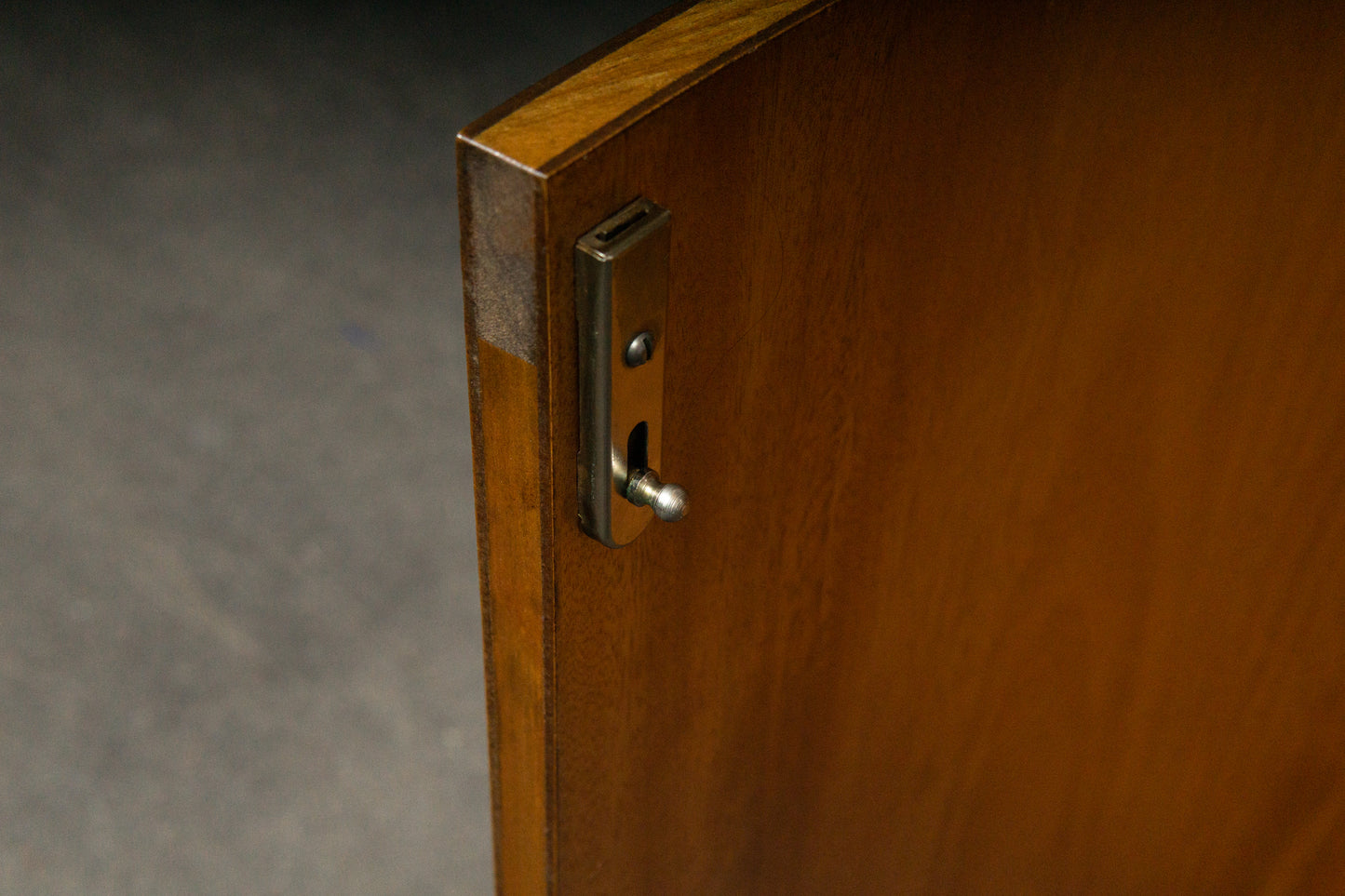 Elegante Eckvitrine im Antik-Stil