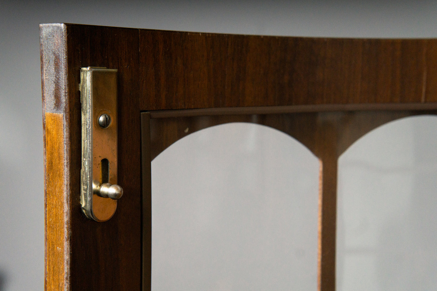 Elegante Eckvitrine im Antik-Stil