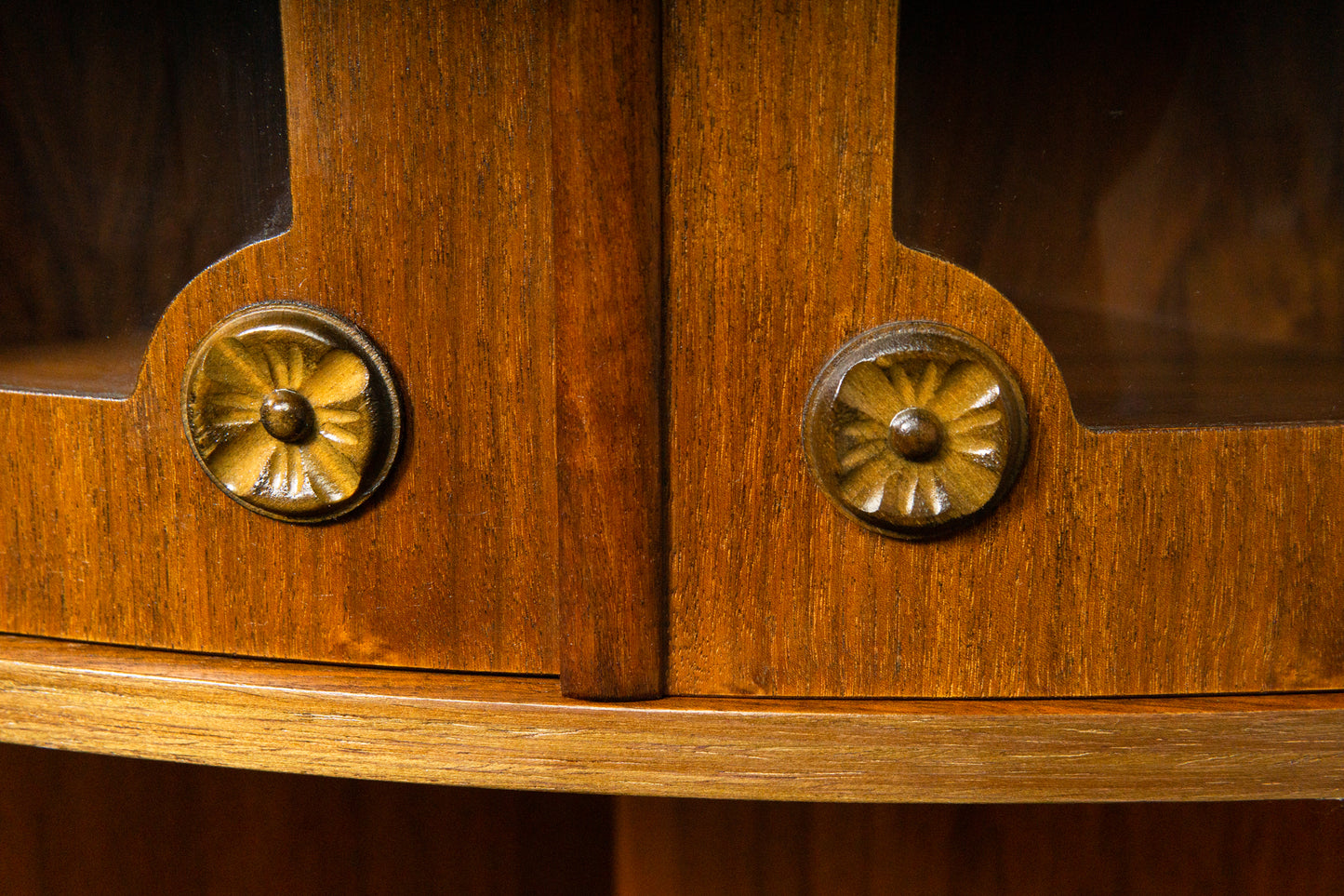 Elegante Eckvitrine im Antik-Stil