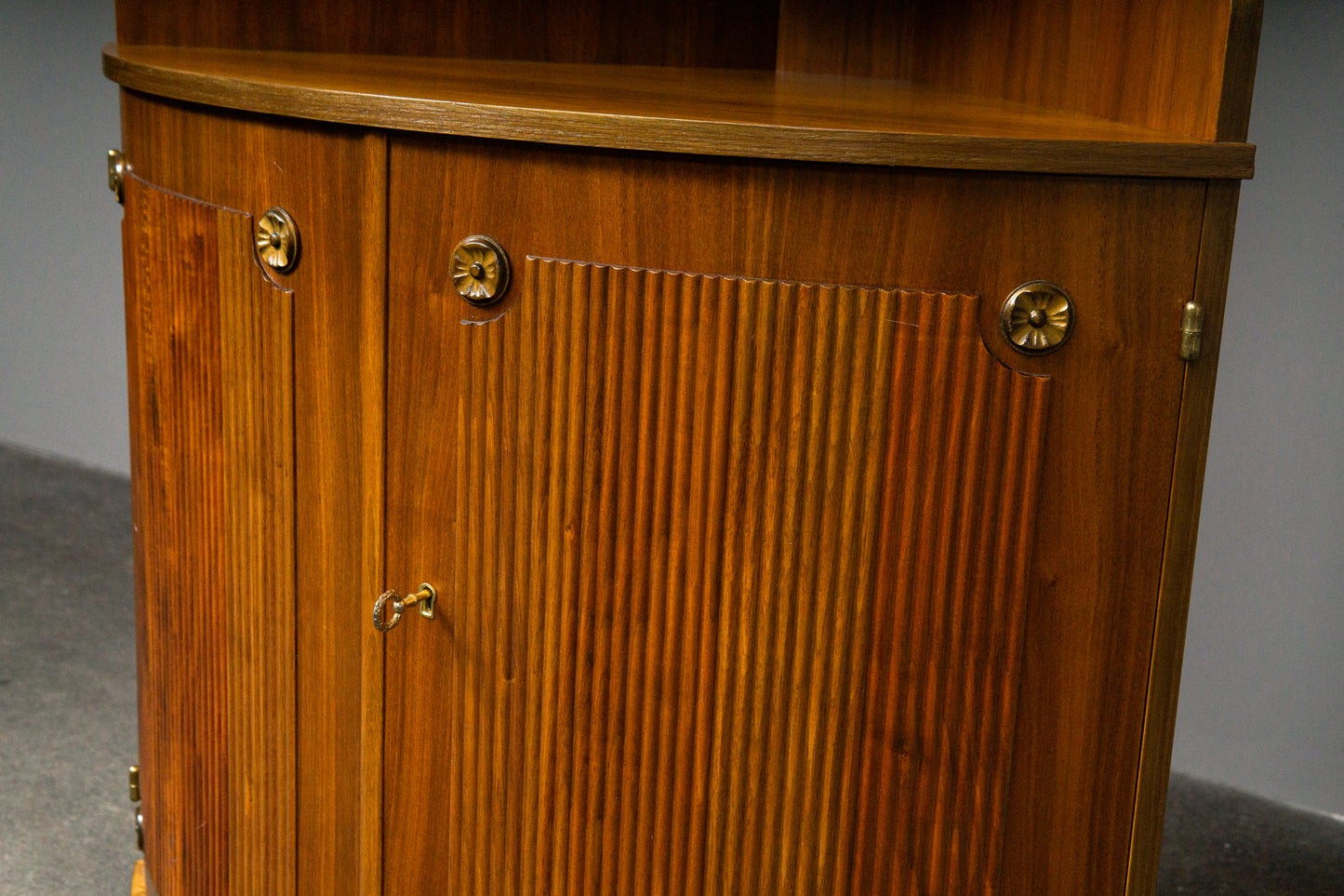 Elegante Eckvitrine im Antik-Stil