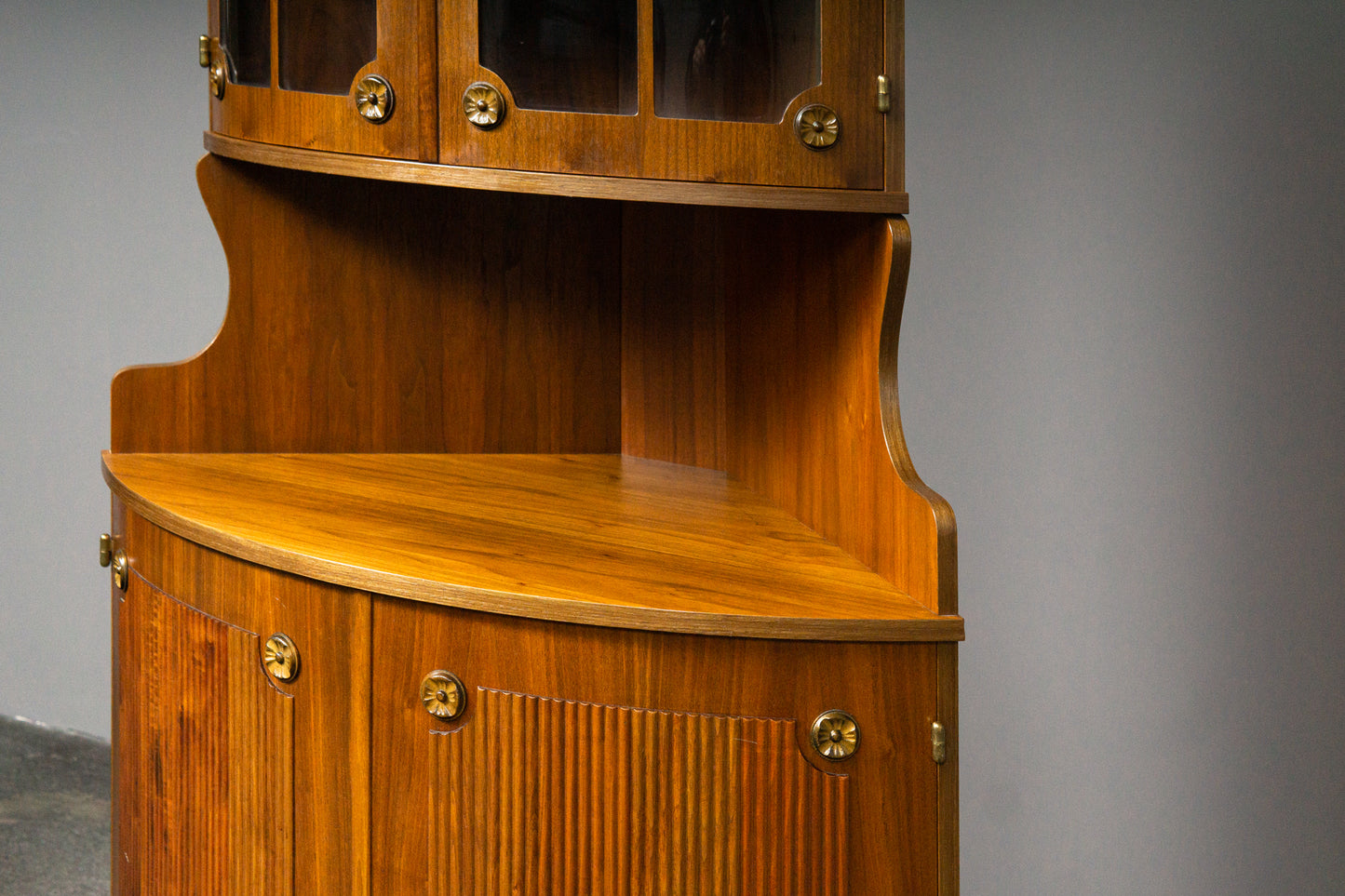 Elegante Eckvitrine im Antik-Stil