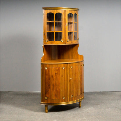 Elegante Eckvitrine im Antik-Stil