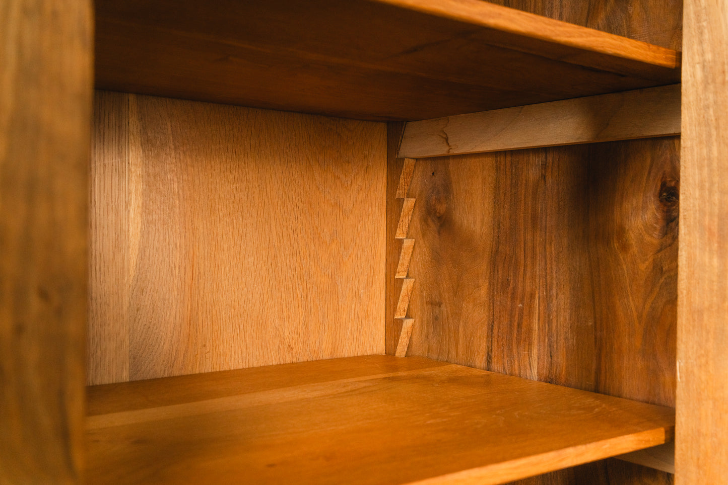 Elegante kleine Vintage Biedermeier Vitrine, zweite Hälfte des 19.Jahrhunderts - Schrank Regal Kommode Bücherschrank Antik Alt MÖBLINGER