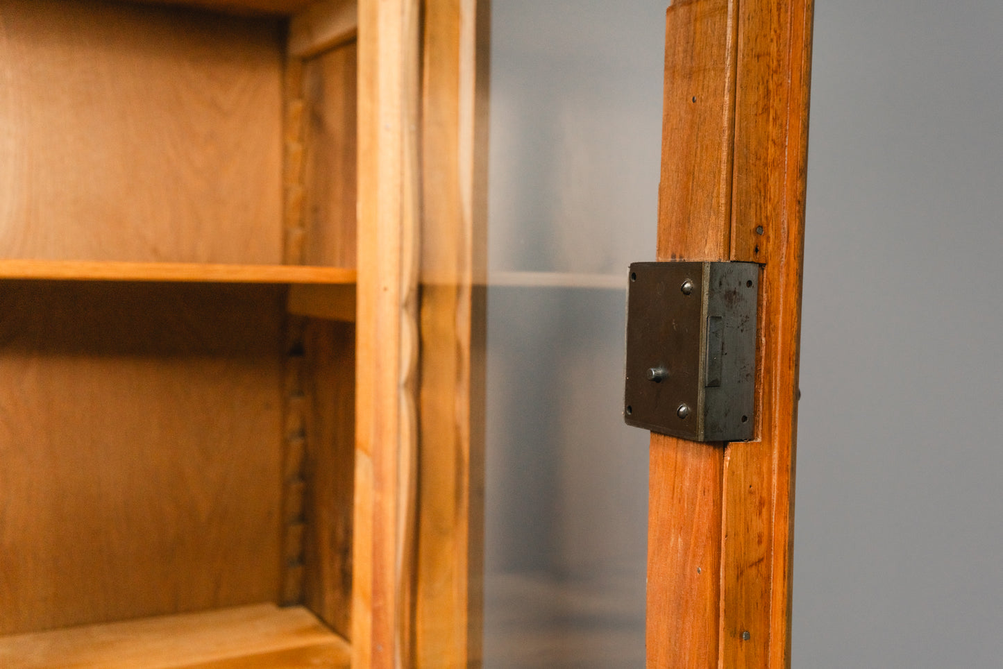 Elegante kleine Vintage Biedermeier Vitrine, zweite Hälfte des 19.Jahrhunderts - Schrank Regal Kommode Bücherschrank Antik Alt MÖBLINGER