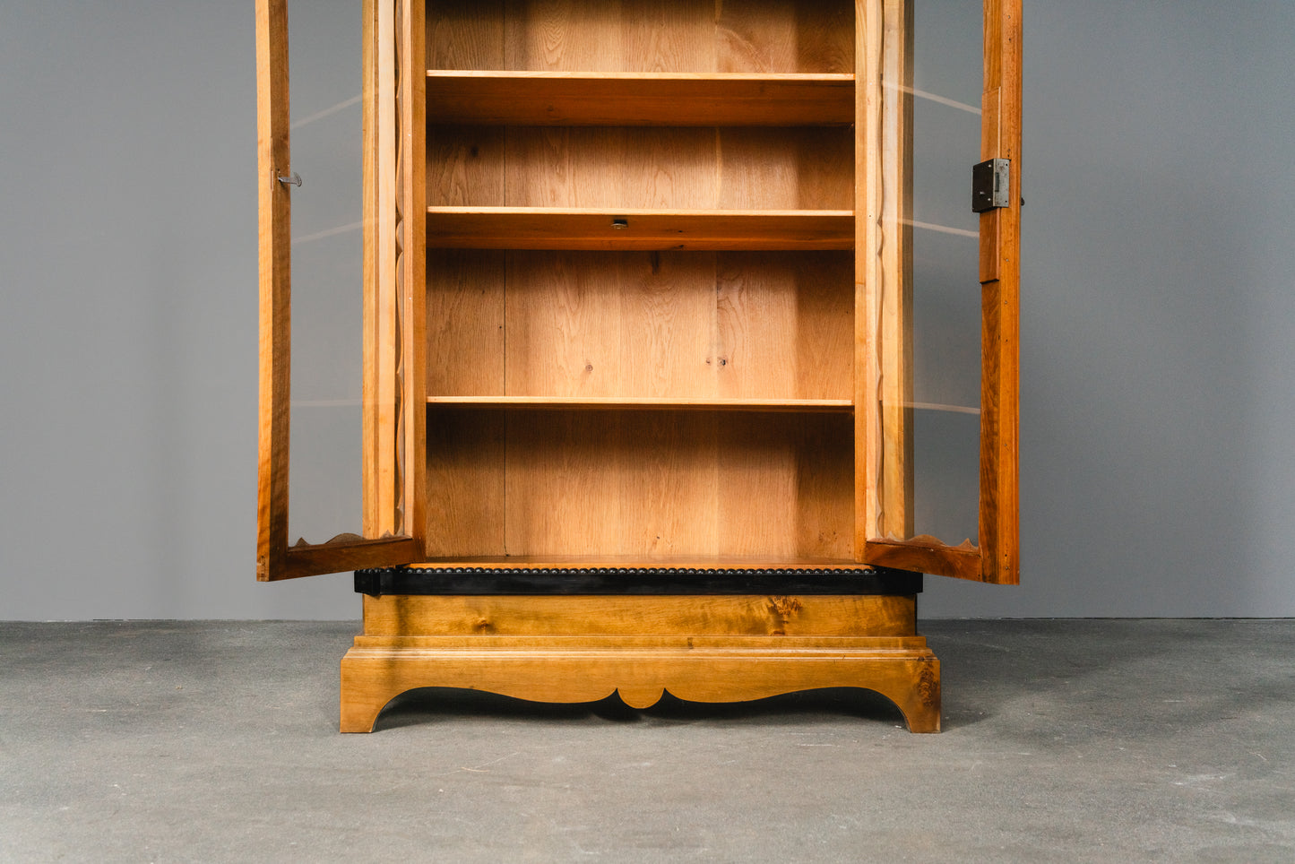 Elegante kleine Vintage Biedermeier Vitrine, zweite Hälfte des 19.Jahrhunderts - Schrank Regal Kommode Bücherschrank Antik Alt MÖBLINGER