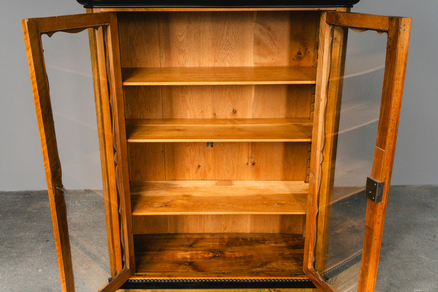 Elegante kleine Vintage Biedermeier Vitrine, zweite Hälfte des 19.Jahrhunderts - Schrank Regal Kommode Bücherschrank Antik Alt MÖBLINGER