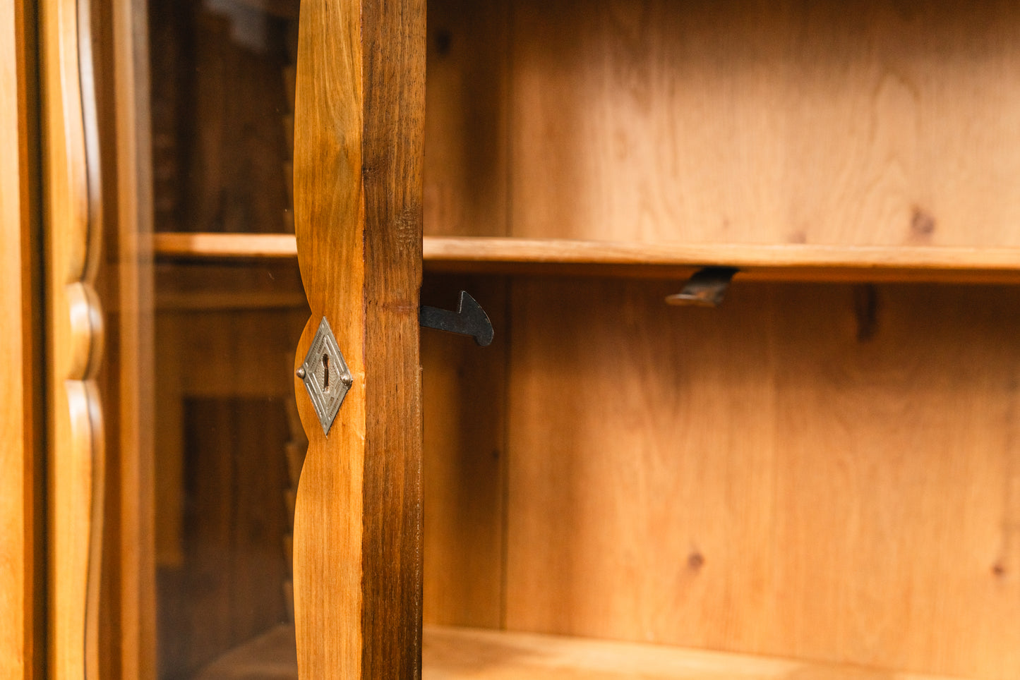 Elegante kleine Vintage Biedermeier Vitrine, zweite Hälfte des 19.Jahrhunderts - Schrank Regal Kommode Bücherschrank Antik Alt MÖBLINGER