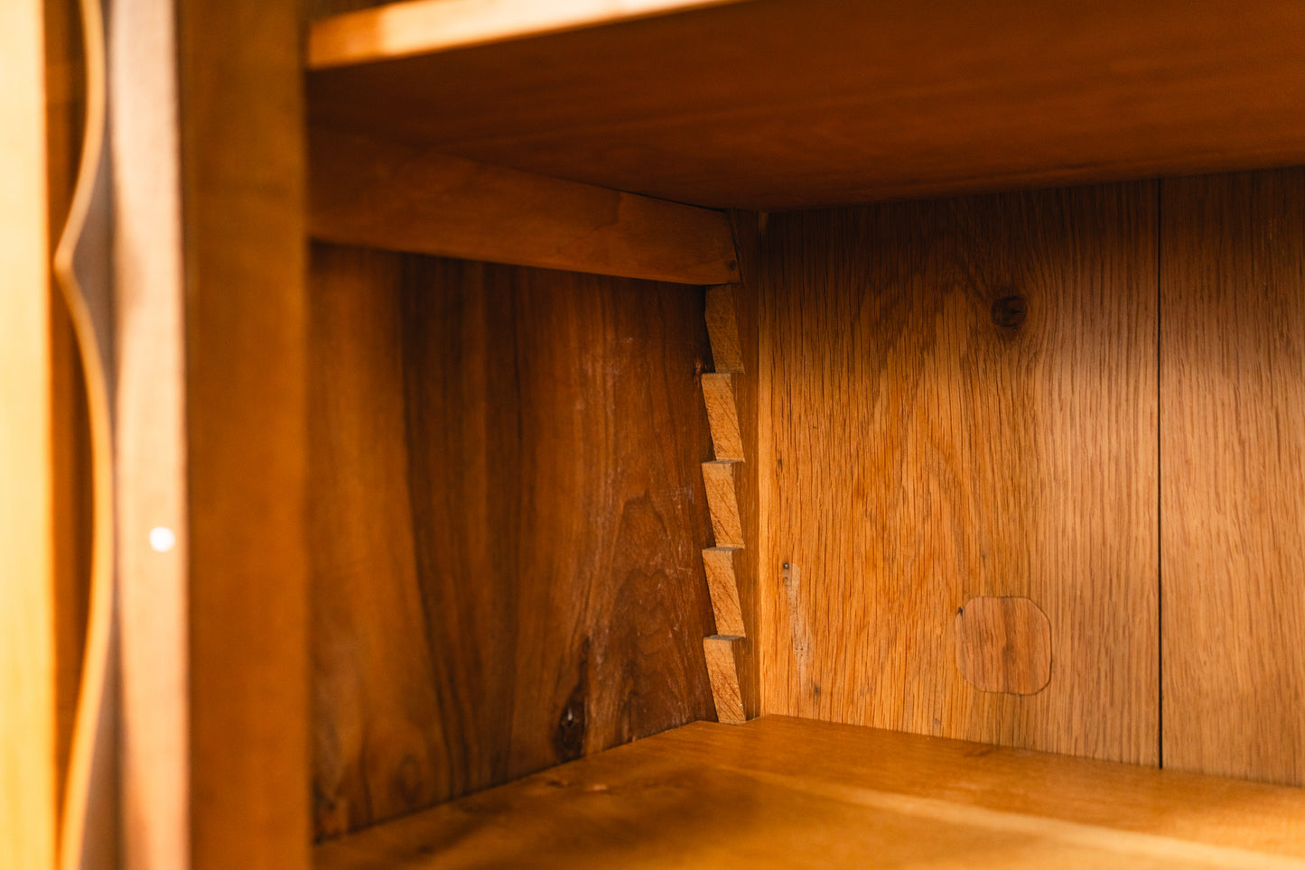 Elegante kleine Vintage Biedermeier Vitrine, zweite Hälfte des 19.Jahrhunderts - Schrank Regal Kommode Bücherschrank Antik Alt MÖBLINGER