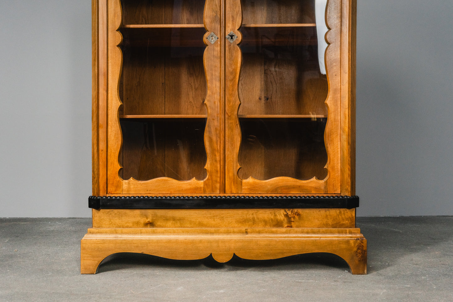 Elegante kleine Vintage Biedermeier Vitrine, zweite Hälfte des 19.Jahrhunderts - Schrank Regal Kommode Bücherschrank Antik Alt MÖBLINGER