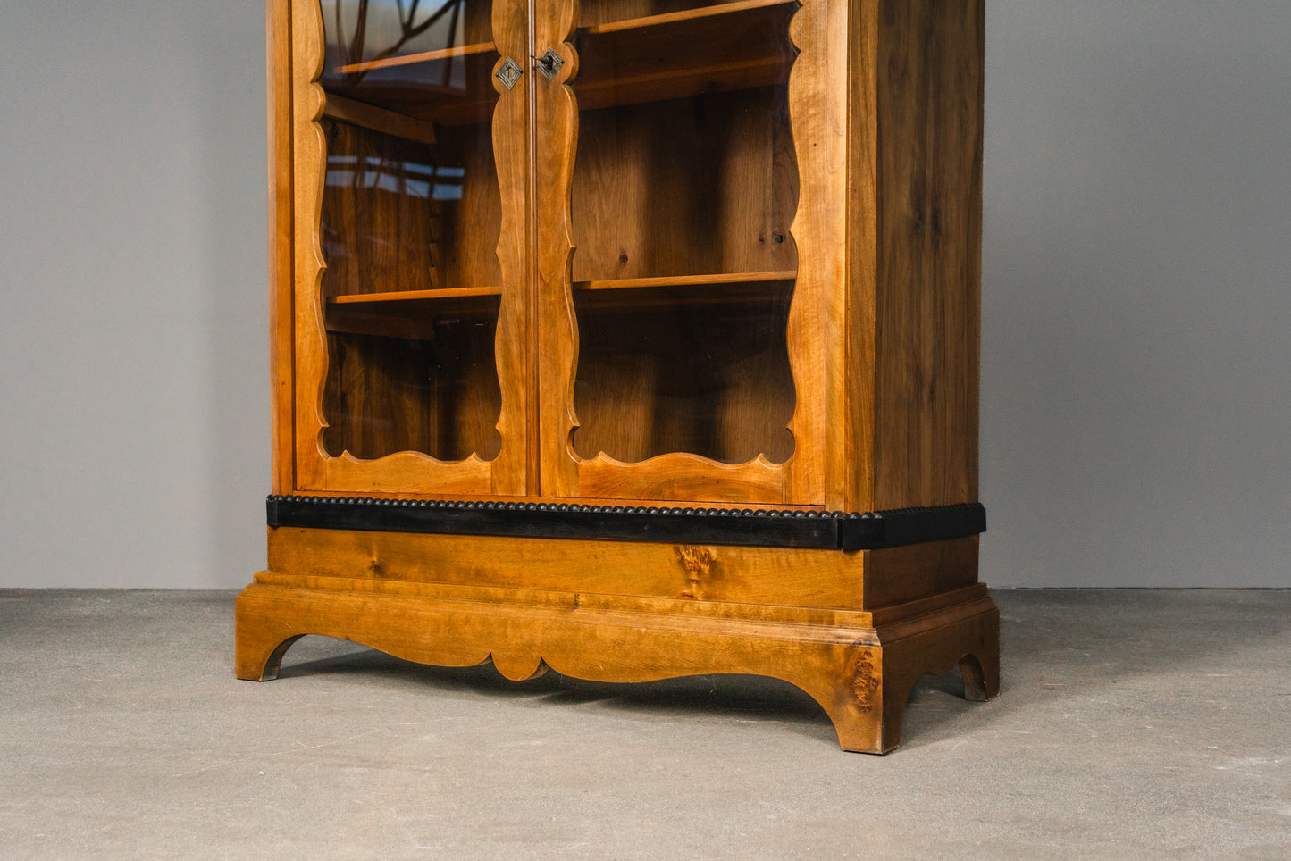 Elegante kleine Vintage Biedermeier Vitrine, zweite Hälfte des 19.Jahrhunderts - Schrank Regal Kommode Bücherschrank Antik Alt MÖBLINGER