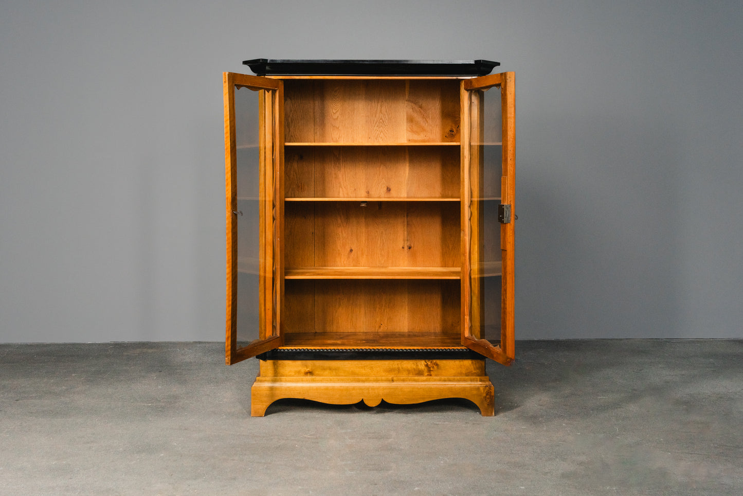 Elegante kleine Vintage Biedermeier Vitrine, zweite Hälfte des 19.Jahrhunderts - Schrank Regal Kommode Bücherschrank Antik Alt MÖBLINGER