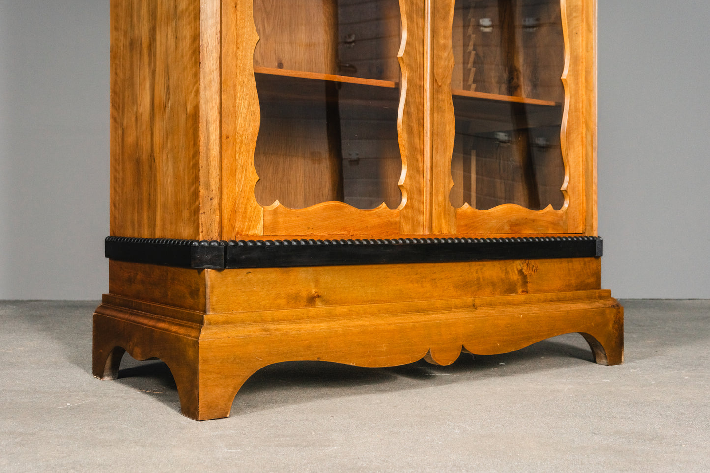 Elegante kleine Vintage Biedermeier Vitrine, zweite Hälfte des 19.Jahrhunderts - Schrank Regal Kommode Bücherschrank Antik Alt MÖBLINGER