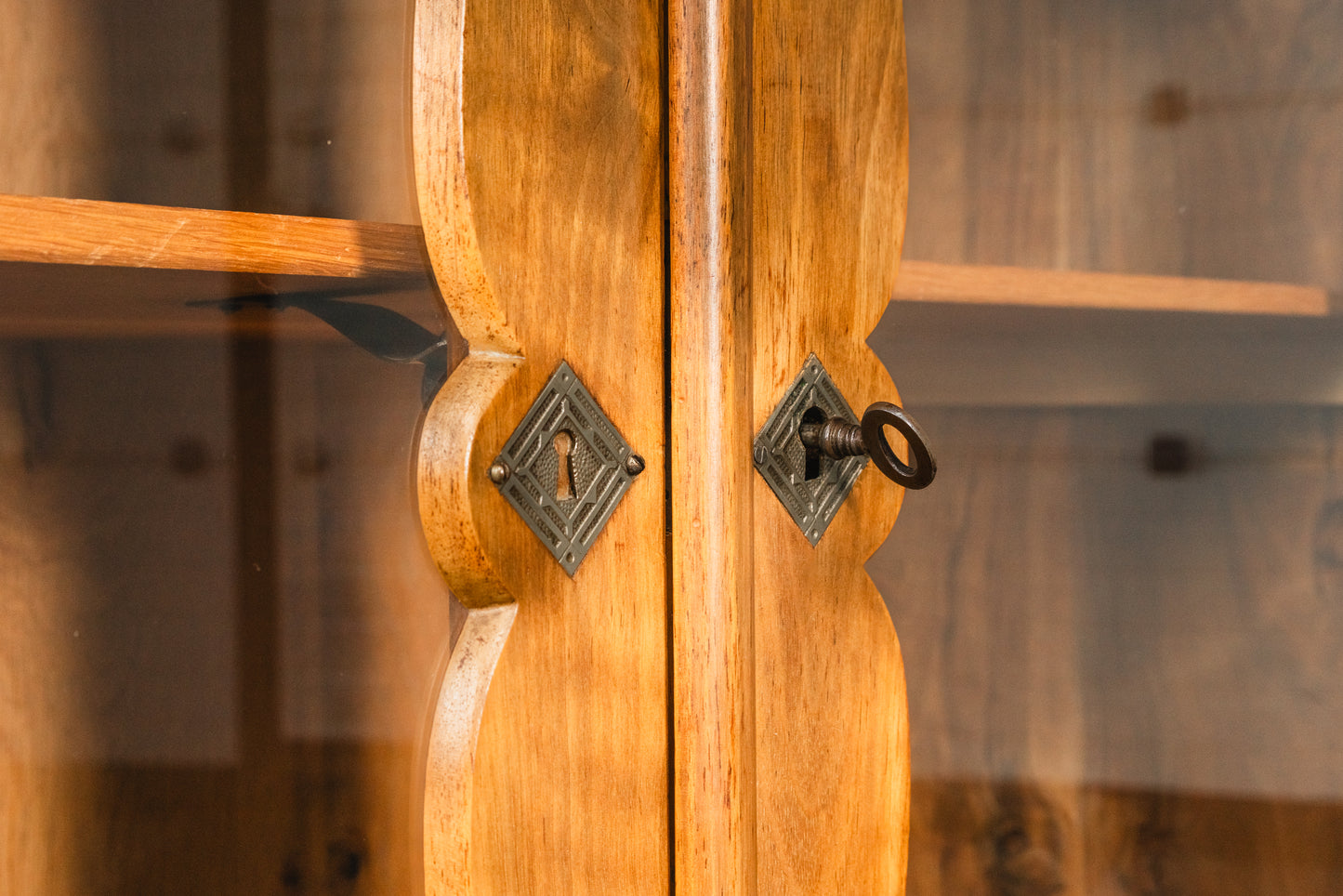 Elegante kleine Vintage Biedermeier Vitrine, zweite Hälfte des 19.Jahrhunderts - Schrank Regal Kommode Bücherschrank Antik Alt MÖBLINGER