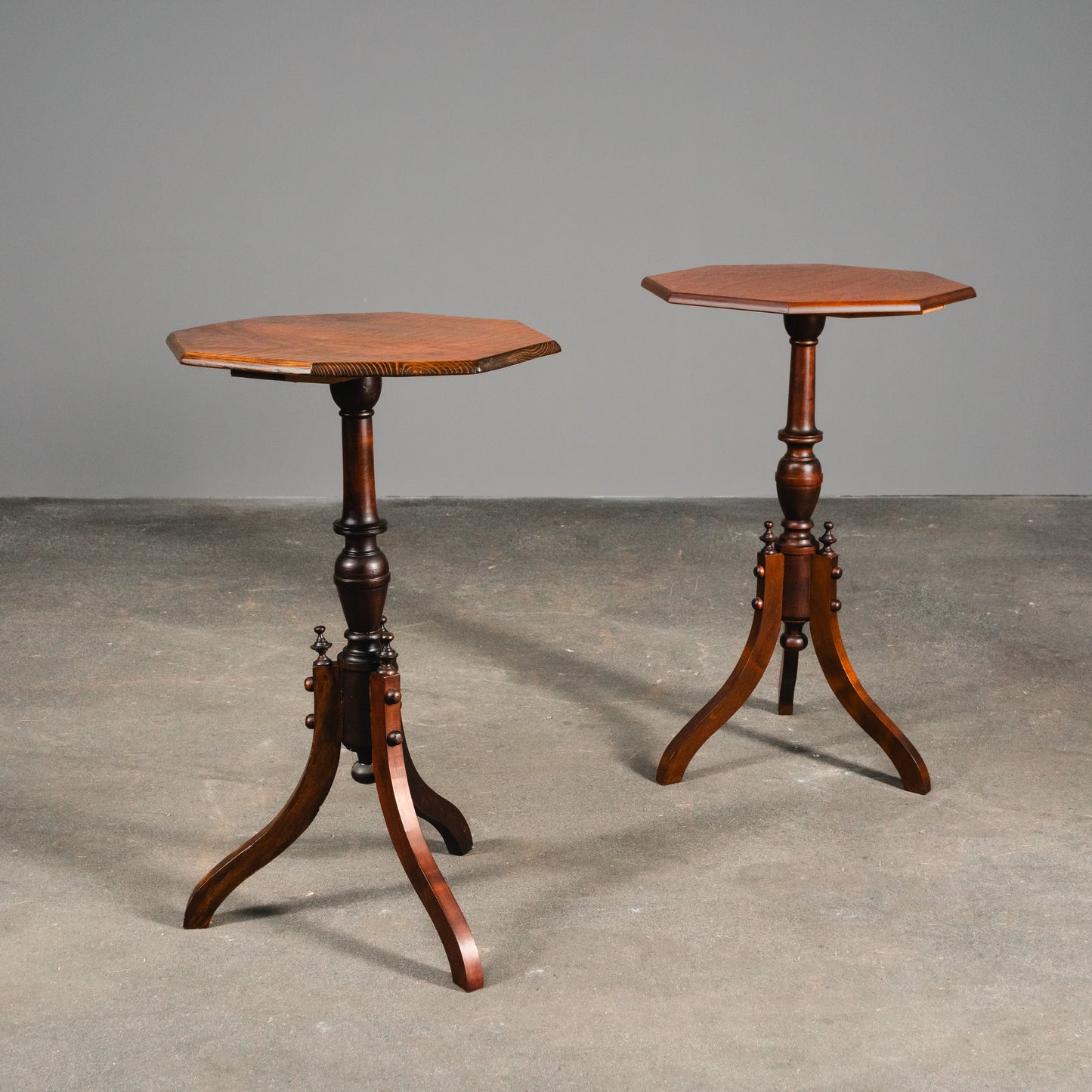 Schönes Paar Beistelltische, zweite Hälfte 19. Jahrhundert &amp; zweite Hälfte des 20.Jahrhunderts - Antik Tisch Konsole Blumen Vintage Alt MÖBLINGER