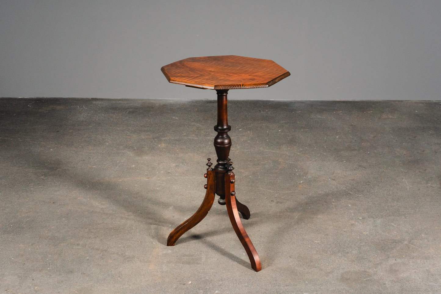 Schönes Paar Beistelltische, zweite Hälfte 19. Jahrhundert &amp; zweite Hälfte des 20.Jahrhunderts - Antik Tisch Konsole Blumen Vintage Alt MÖBLINGER