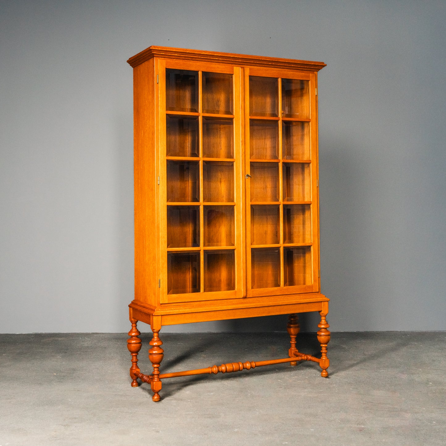 Stilvolle verglaste helle vintage Vitrine, Mitte des 20.Jahrhunderts - Eiche Schrank Regal Bücherschrank Alt Antik MÖBLINGER