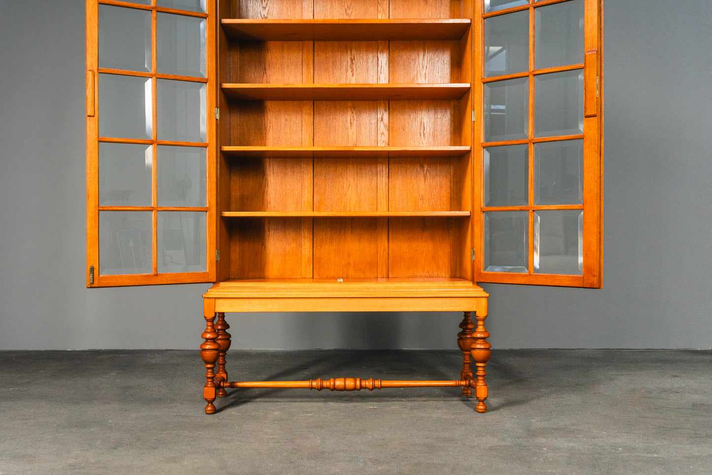 Stilvolle verglaste helle vintage Vitrine, Mitte des 20.Jahrhunderts - Eiche Schrank Regal Bücherschrank Alt Antik MÖBLINGER